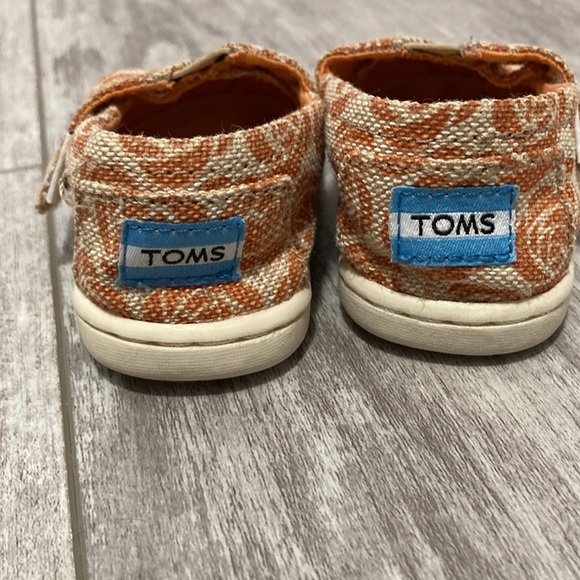 Toddler tiny toms shoes in orange size 4 - Picture 2 of 5